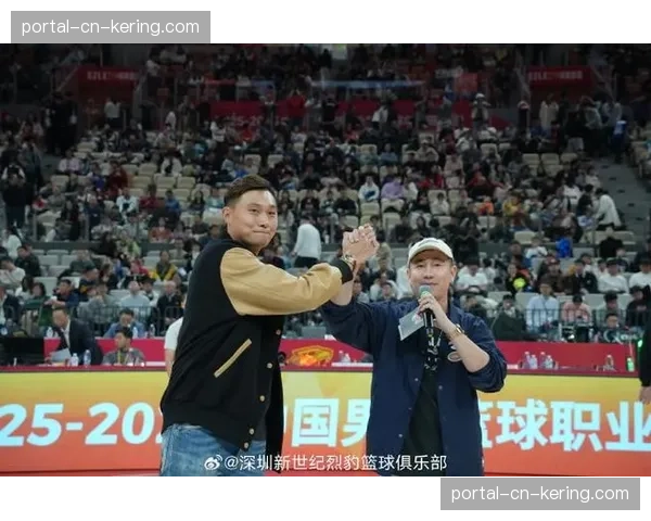 “特写：终场哨响，赵继伟与胡明轩交换球衣，互相致意”