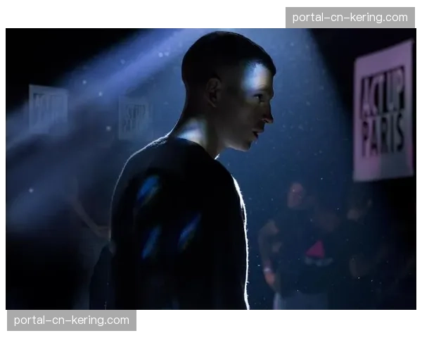 特写瞬间：法国球星安托万·杜邦完成一次80米长途奔袭达阵后，与队友撞胸庆祝